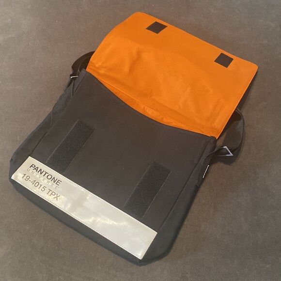 Pantone Universe Unisex Shoulder Crossbody Messenger Bag CaviarJetPeppercorn NWT - Picture 3 of 12